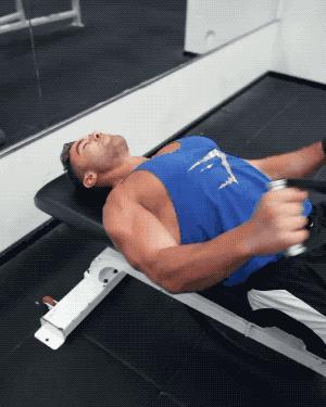 在健身房肩部怎么训练才能塑造完美倒三角身材