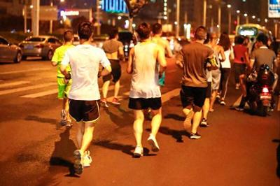 跑步健身要不要天天跑?科学频率避免过度使用伤害