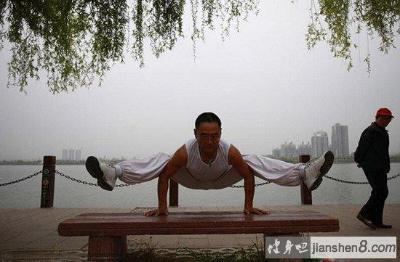 六旬大叔陪妻练瑜伽减肥,他如何成为瑜伽达人?
