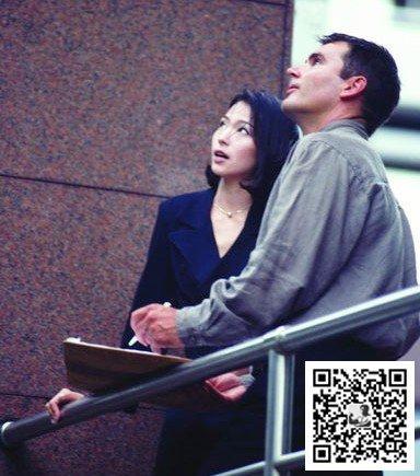 白领如何通过另类运动健身法实现身心健康?爬行退步走等动作详解