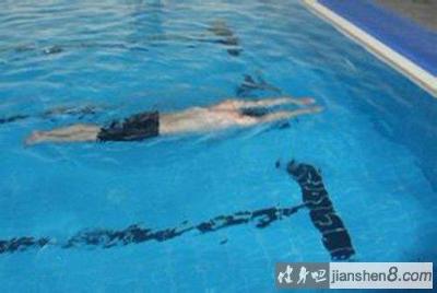 如何正确掌握蛙泳式健身动作的漂浮技术?